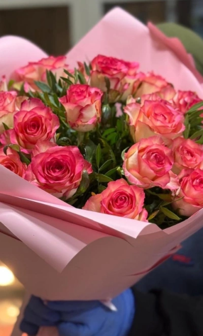 Розовые розы