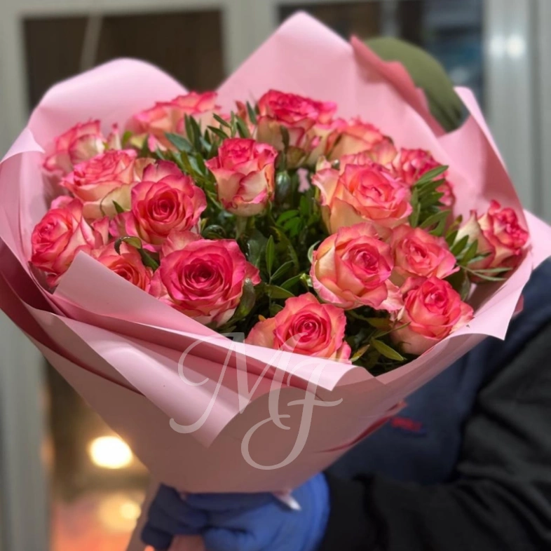 Розовые розы