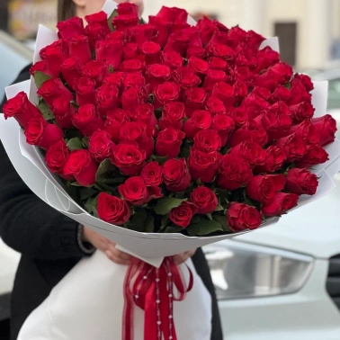 Королевские алые розы