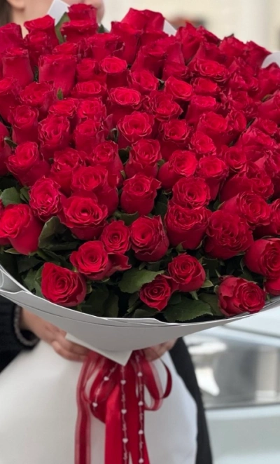 Королевские алые розы