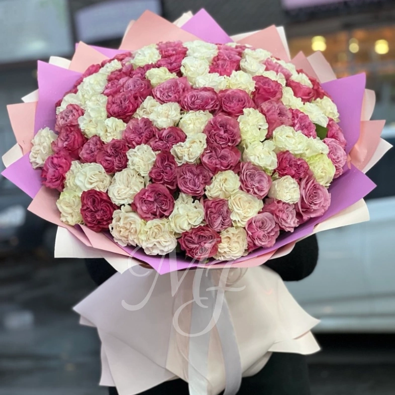 Розовое облако из роз