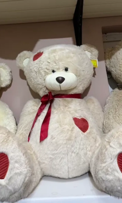 Мишка с красными сердечками