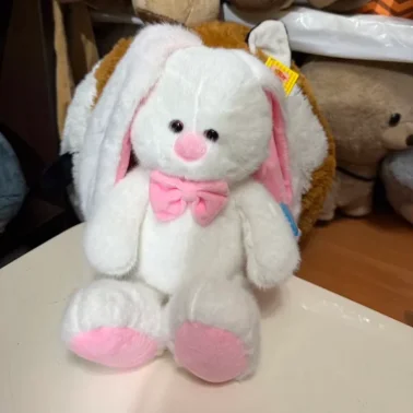 Зайчик с розовой бабочкой