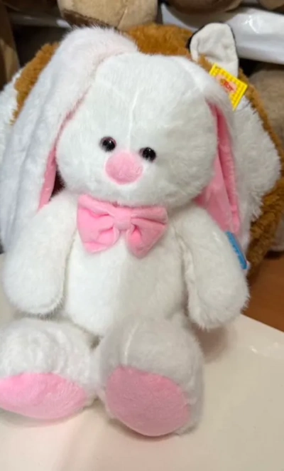 Зайчик с розовой бабочкой